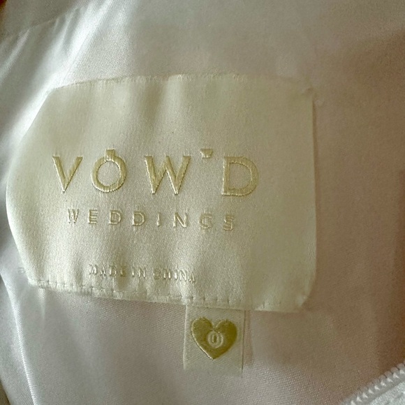 Elegant Ivory Spaghetti-Strap Tulle Wedding Gown - Picture 14 of 16